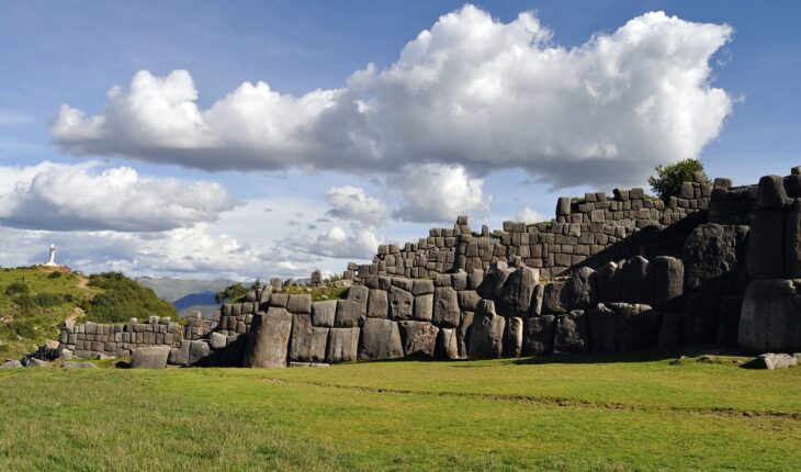 Sacsayhuamán: Una Obra Maestra Monumental Inca en Cusco, Perú